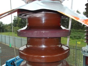 Isolateur réparé in-situ en utilisant des matériaux Belzona