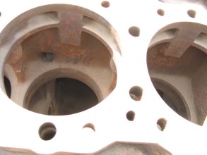 Dégâts de cavitation et de corrosion sur le bloc-moteur