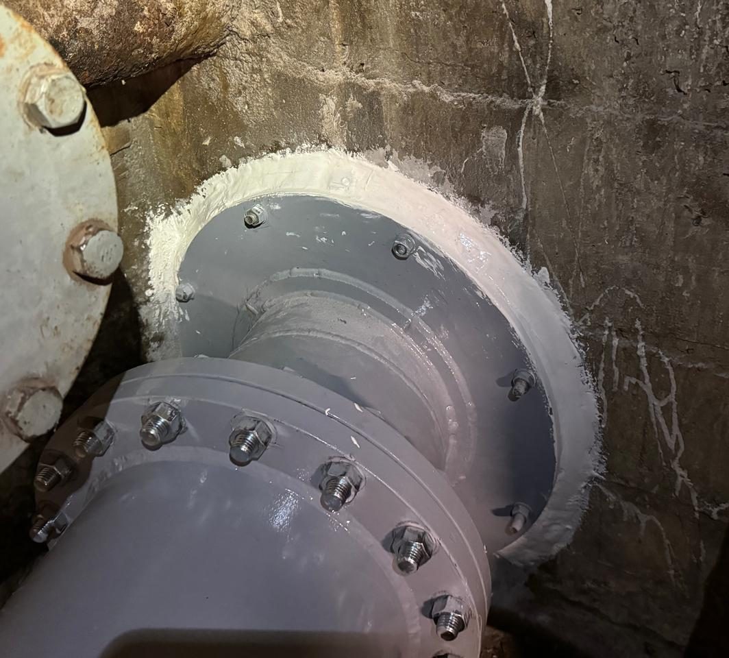 Calage de bride par injection de résine