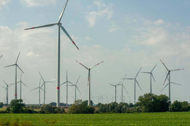 maintenance sur une éolienne dans un parc éolien, illustrant la production d’énergie renouvelable et durable grâce à l’énergie éolienne.