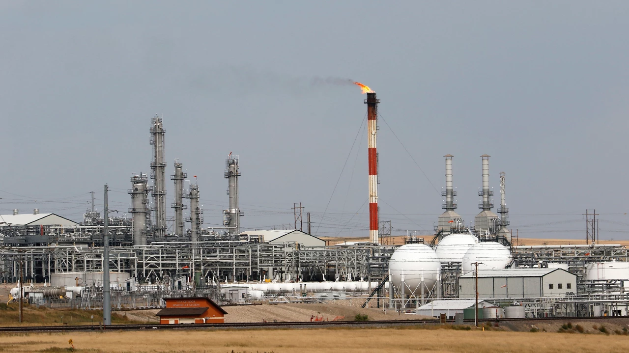 Usine vue de loin de pétrochimie