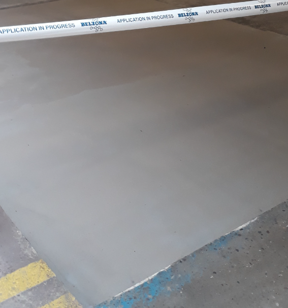 Surface entièrement nivelée à une épaisseur moyenne de 6 mm à l'aide du conditionneur Belzona 4911 TX et du mortier de nivellement Belzona 4131 MagmaScreed